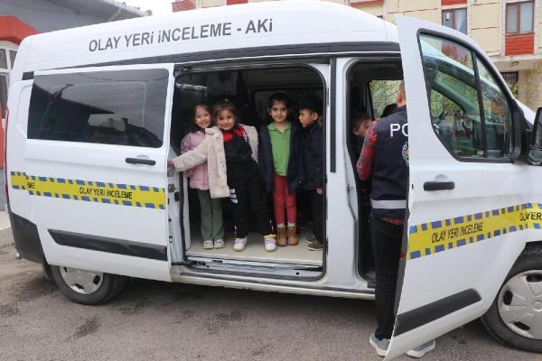 Edirne’de anaokulu öğrencilerine ‘polislik’ mesleği tanıtıldı 