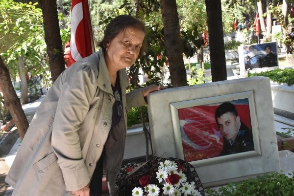 İzmir'de şehitlikte buruk bayram