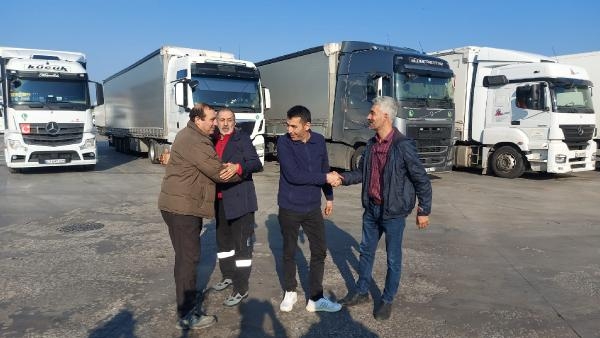 Kapıkule'de çıkış için bekleyen sürücüler, aileleriyle telefonda bayramlaştı