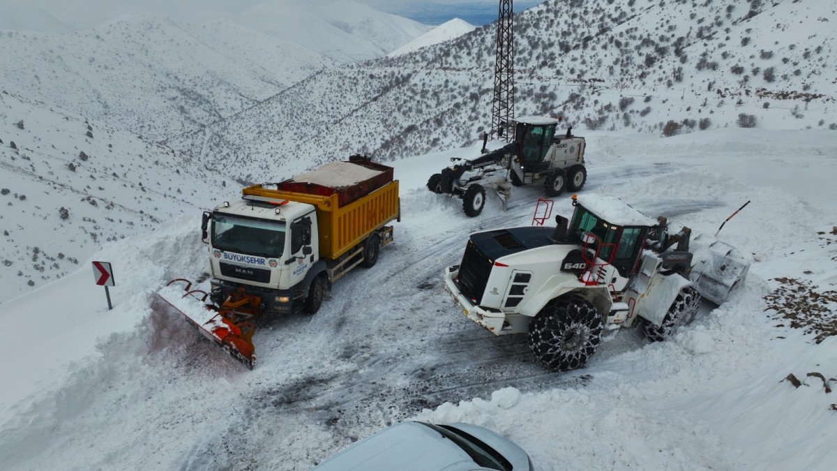 Kar yağışı nedeniyle kapanan yolların tamamını ulaşıma açıldı  - Videolu Haber