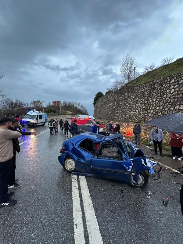 İki otomobilin kafa kafaya çarpıştığı kaza anı kamerada: 1 ölü, 2 yaralı 