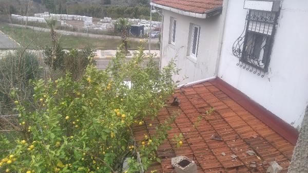 İzmir'de fırtınada zarar gören okulda eğitime 3 gün ara verildi
