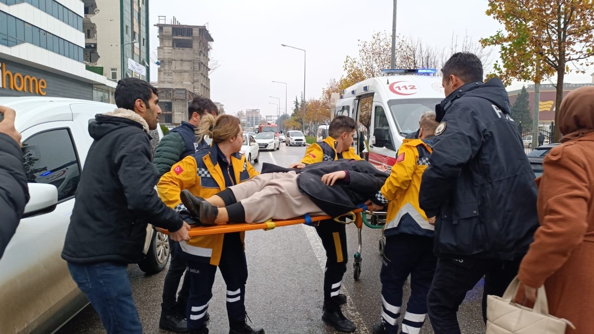 Adıyaman'da 3 aracın karıştığı zincirleme kazada 1 kişi yaralandı  - Videolu Haber