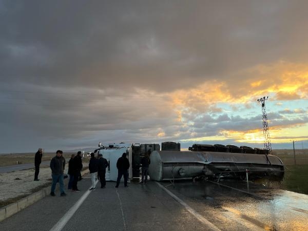 Tanker devrildi: 2 yaralı 