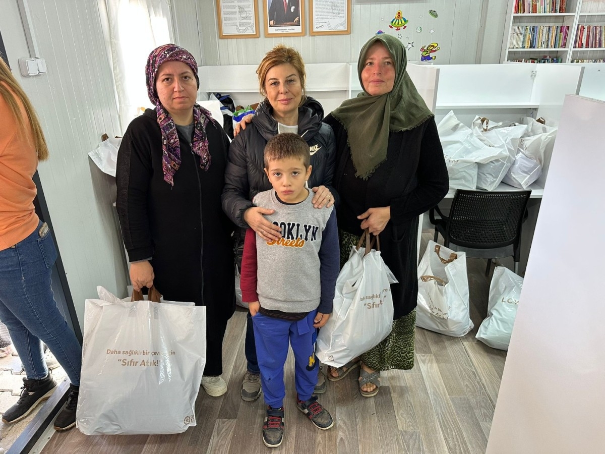 Rotary çocukları unutmadı, onlara bot ve mont hediye etti