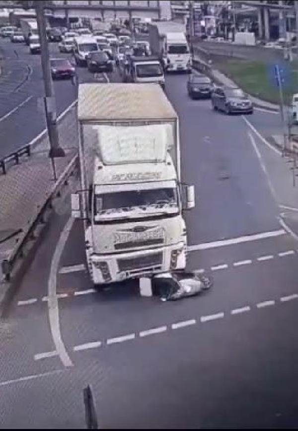 Başakşehir'de motokuryenin kamyonun altına kalarak öldüğü kaza kamerada