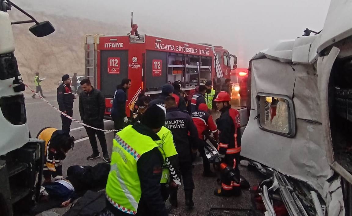 Malatya'da, otobüs ile kamyon çarpıştı: 4 ölü, 36 yaralı  - Videolu Haber