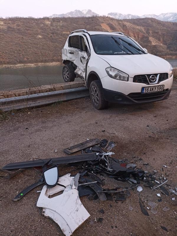 Tunceli’de kaza yapan cip, savrulup istinat duvarında asılı kaldı