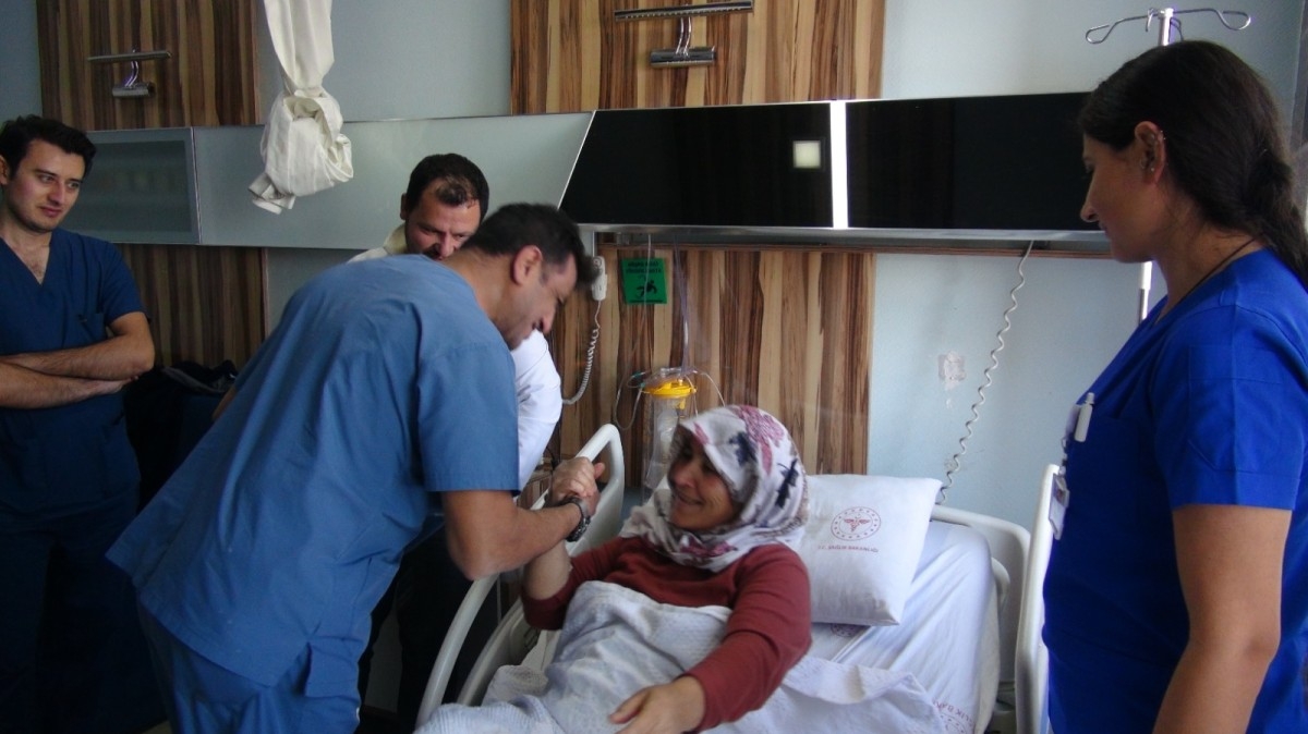 Kalp çalışırken 5 santimlik kesi ile by-pass ameliyatı yapıldı.  - Videolu Haber