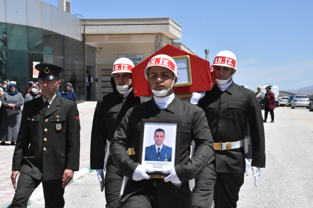 Silahını temizlerken kazara vurulan yüzbaşı, Malatya'da toprağa verildi