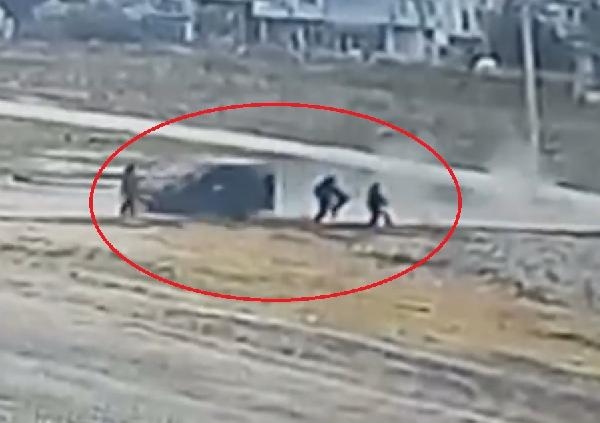 Hafif ticari aracın öğrencilere çarptığı anlar kamerada; 3 yaralı
