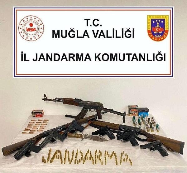 Muğla'da çok sayıda silah ve mühimmat ele geçirildi: 3 gözaltı